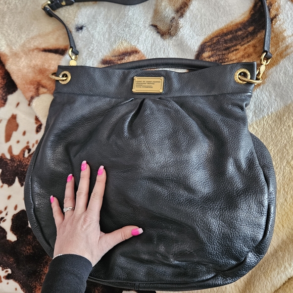 Marc Jacobs Black Leather Shoulder Bag with Gold Accents - Picture 4 of 5